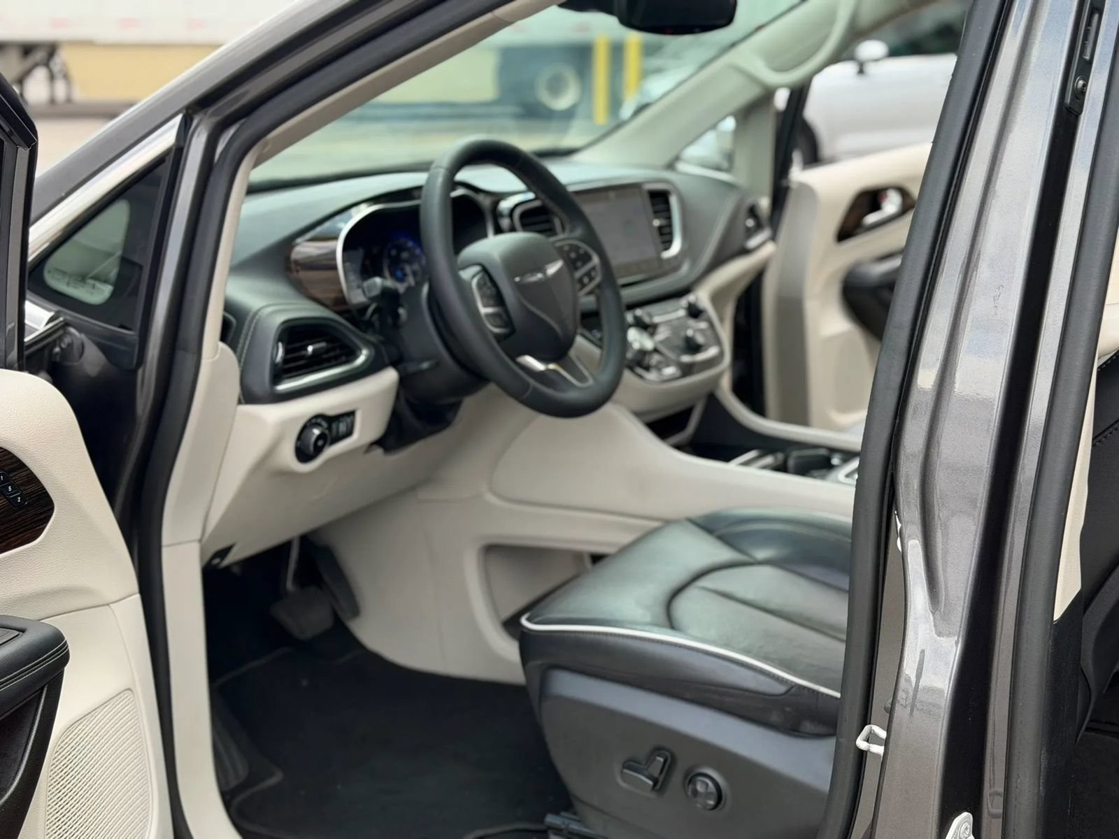 Used 2023 Chrysler Pacifica Limited FWD image 20