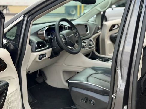 Used 2023 Chrysler Pacifica Limited FWD image 20