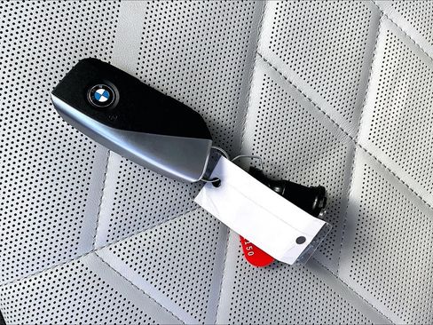 Used 2025 BMW 550e xDrive 550e xDrive w/ Premium Package image 11