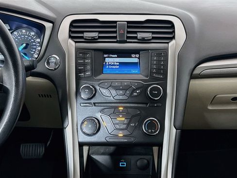 Used 2018 Ford Fusion SE FWD image 26