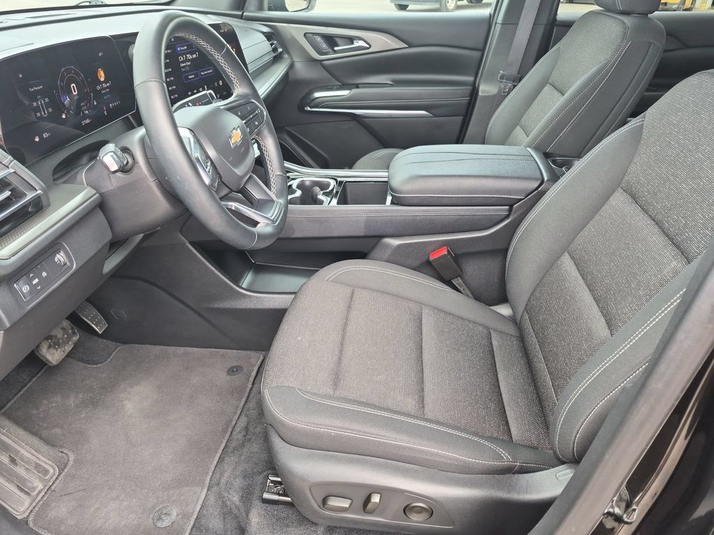 Used 2025 Chevrolet Traverse LT FWD image 15