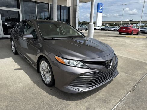 Used 2018 Toyota Camry XLE FWD image 3