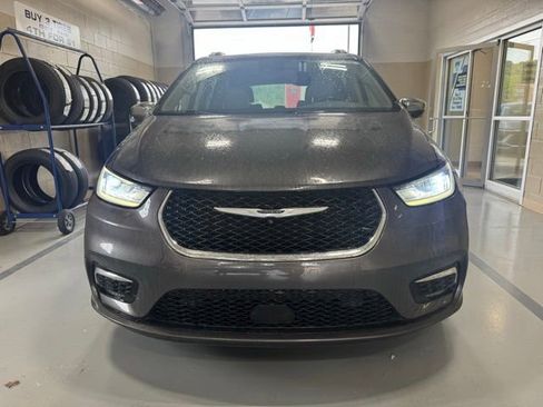 Used 2021 Chrysler Pacifica Limited w/ Uconnect Theater Family Group AWD/4WD image 4