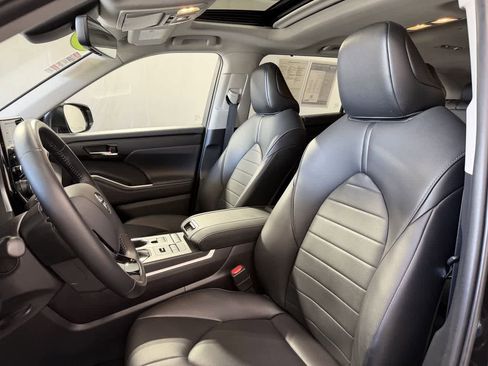 Used 2021 Toyota Highlander XLE image 9