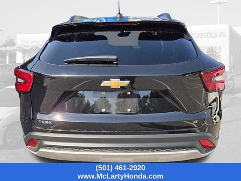 Used 2025 Chevrolet Trax LT FWD image 2