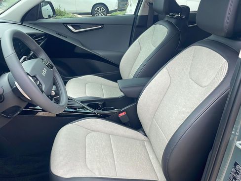 Used 2025 Kia Niro FWD image 6