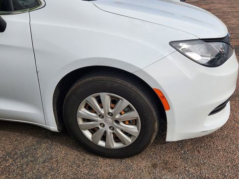 Used 2020 Chrysler Voyager L FWD image 5