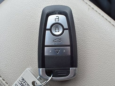 Used 2017 Ford Escape Titanium image 33