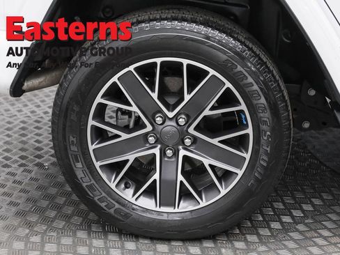 Used 2022 Jeep Wrangler Unlimited Sahara image 32