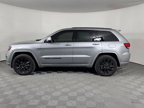 Used 2017 Jeep Grand Cherokee Altitude image 4