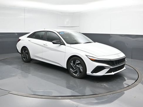 Used 2025 Hyundai Elantra SEL FWD image 7