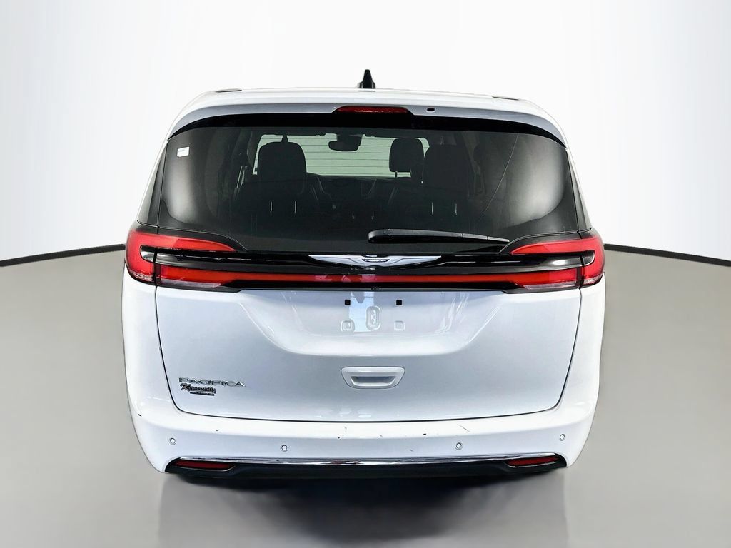 Used 2023 Chrysler Pacifica Touring-L FWD image 6