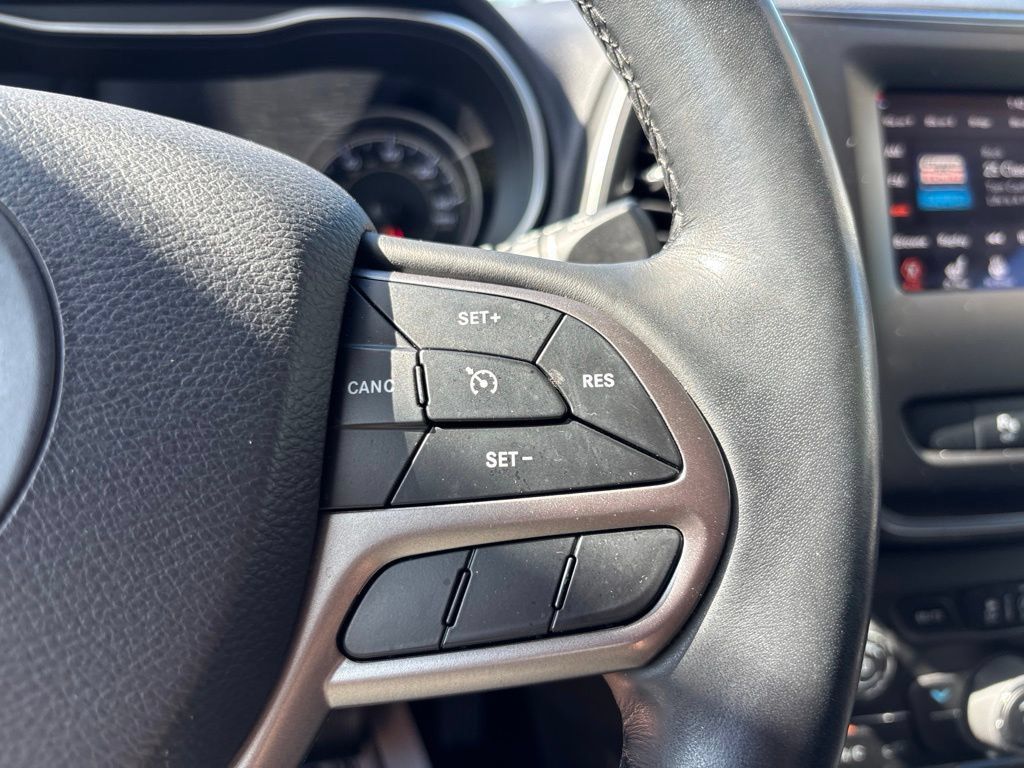 Used 2019 Jeep Cherokee Latitude Plus w/ Cold Weather Group AWD/4WD image 21