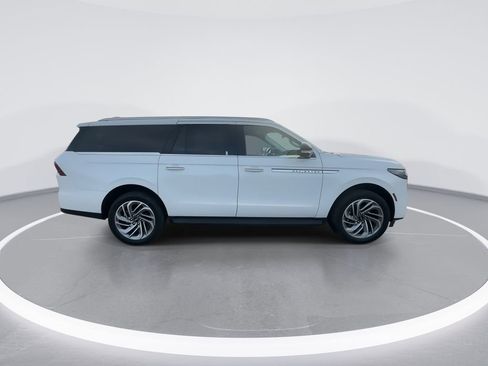 New 2026 Lincoln Navigator L Premier AWD/4WD image 9