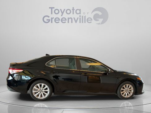 Used 2019 Toyota Camry LE FWD image 7