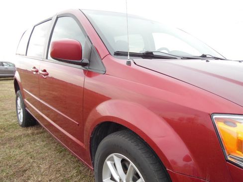 Used 2014 Dodge Grand Caravan SXT w/ UConnect Hands-Free Group image 21