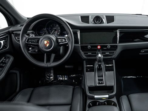 Certified 2026 Porsche Macan AWD/4WD image 13