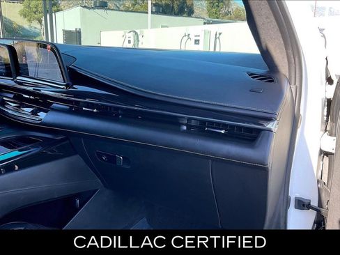 Certified 2024 Cadillac Escalade ESV V w/ Heavy-Duty Trailer Package AWD/4WD image 17