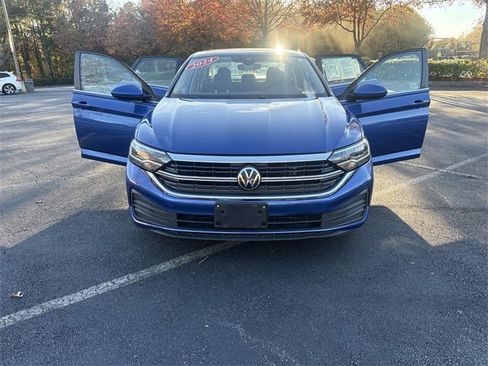 Used 2024 Volkswagen Jetta SE image 9