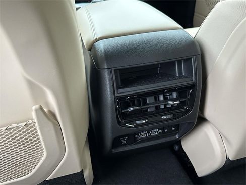 Used 2024 Jeep Grand Cherokee Limited image 12