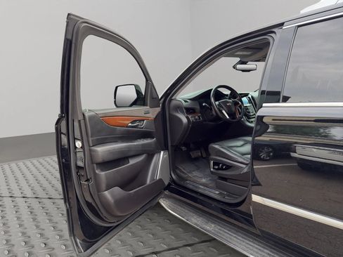 Used 2020 Cadillac Escalade 2WD image 29