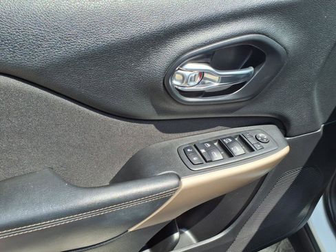 Used 2017 Jeep Cherokee Latitude w/ Cold Weather Group image 11