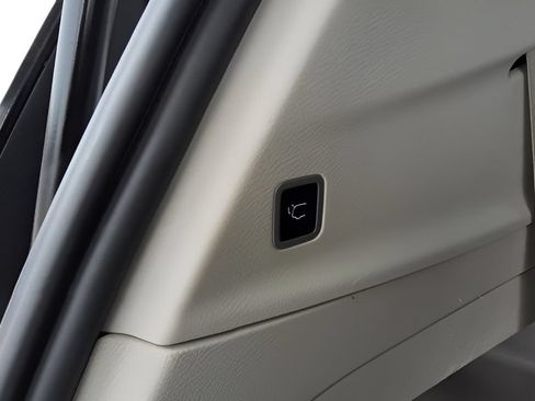 Used 2024 Chrysler Pacifica Touring-L FWD image 33
