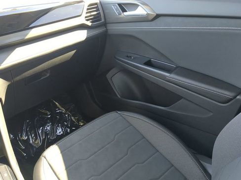 New 2026 Volkswagen Taos SE image 15