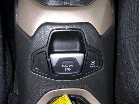 Used 2017 Jeep Renegade Latitude w/ Cold Weather Group image 15