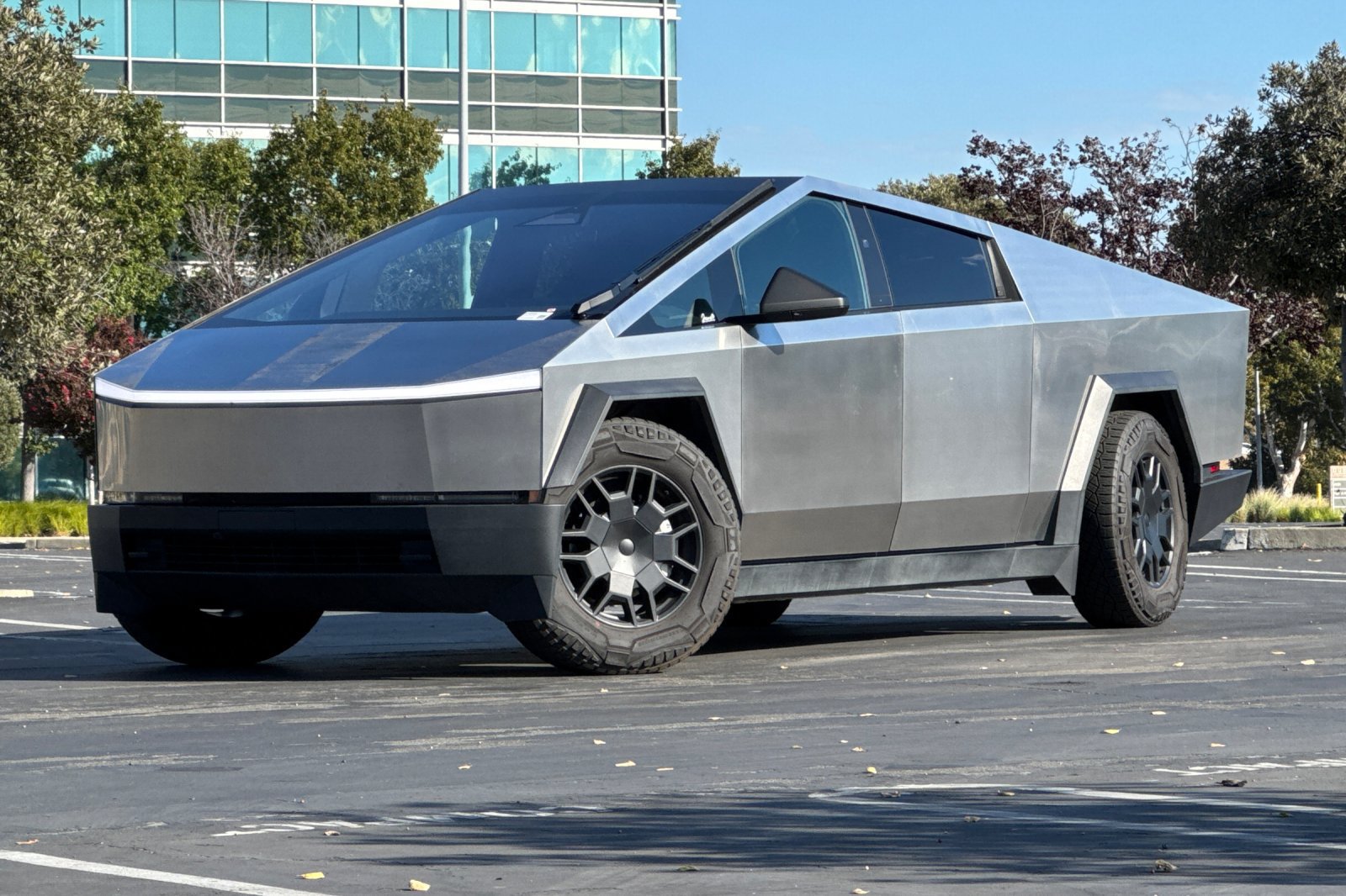 Used 2024 Tesla Cybertruck AWD Crew Cab image 8