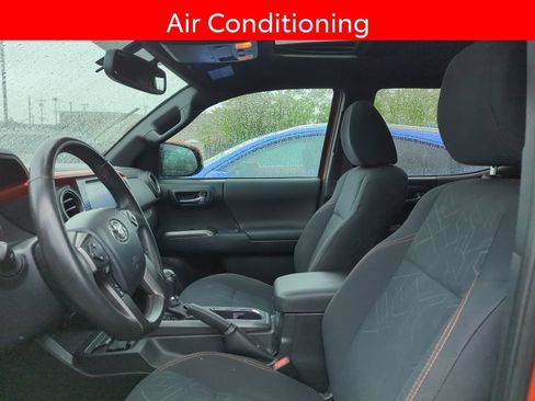 Used 2017 Toyota Tacoma TRD Sport AWD/4WD image 6