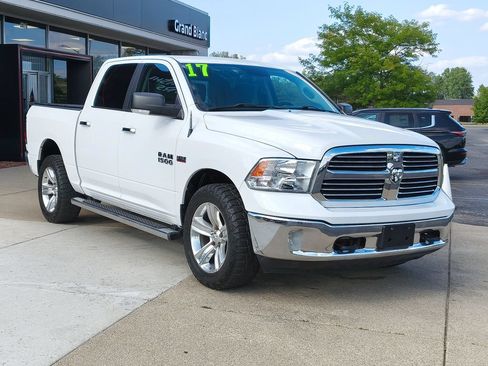 Used 2017 RAM 1500 Classic SLT w/ SLT Plus D←cor Group AWD/4WD image 3