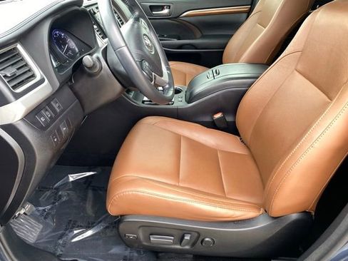 Used 2017 Toyota Highlander Limited w/ Carpet Mat Package FWD image 10