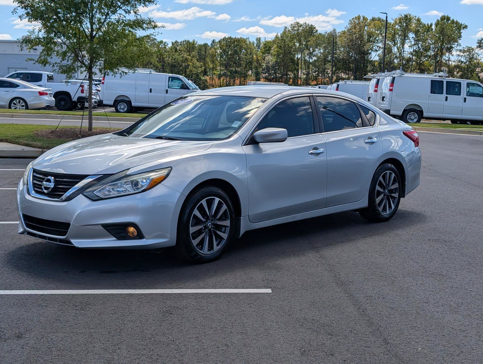 Used 2017 Nissan Altima 2.5 SV w/ Interior Lighting Package FWD image 2
