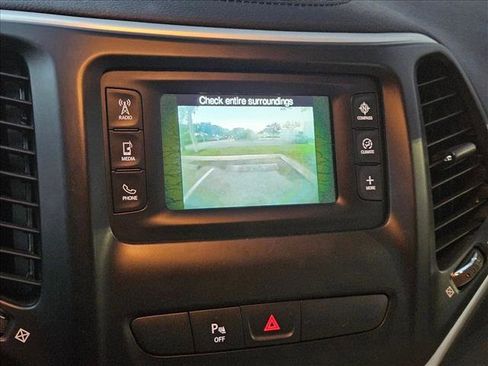 Used 2017 Jeep Cherokee Latitude w/ Safety/Convenience Group image 17