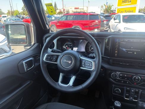 Used 2025 Jeep Wrangler Unlimited Sahara AWD/4WD image 34