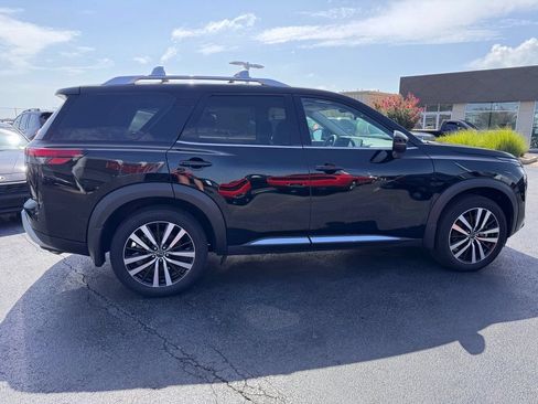 Used 2025 Nissan Pathfinder Platinum FWD image 6