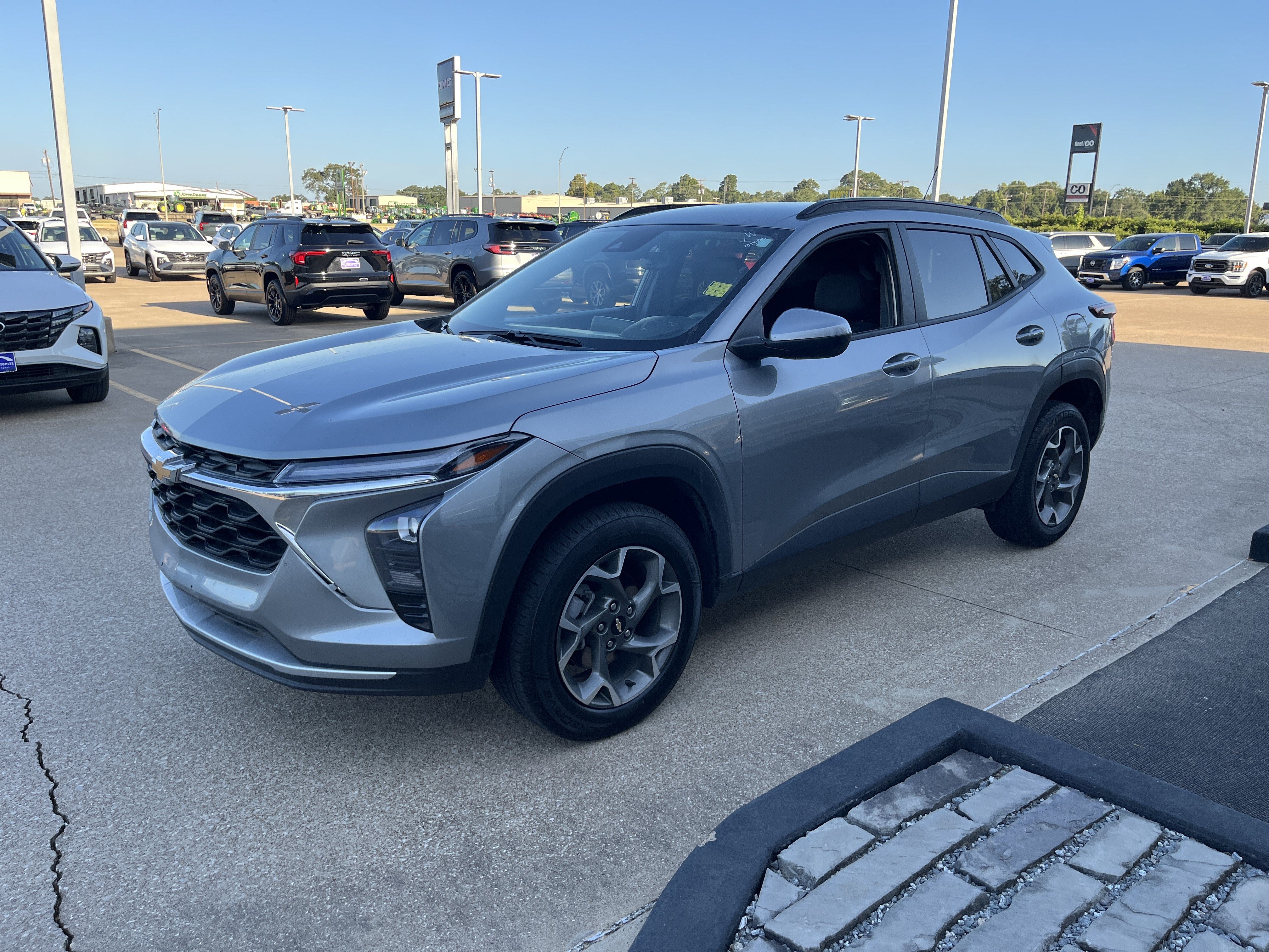 Used 2025 Chevrolet Trax LT FWD image 1