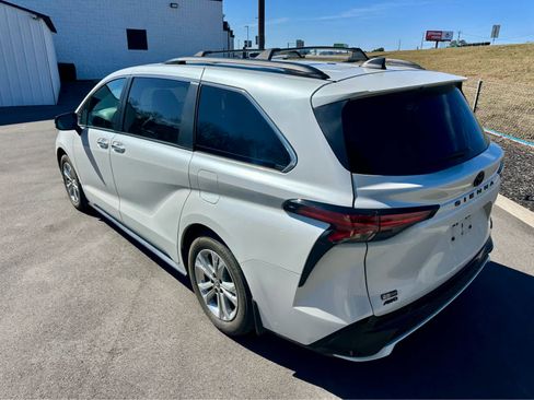 Used 2023 Toyota Sienna XSE image 7