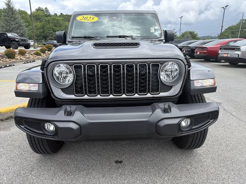 Used 2025 Jeep Gladiator Sport AWD/4WD image 3