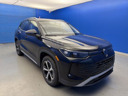 New 2026 Volkswagen Tiguan SE image 2