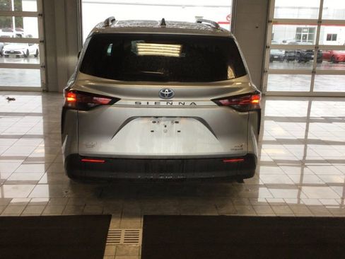 Used 2021 Toyota Sienna XLE w/ XLE Plus Package image 4