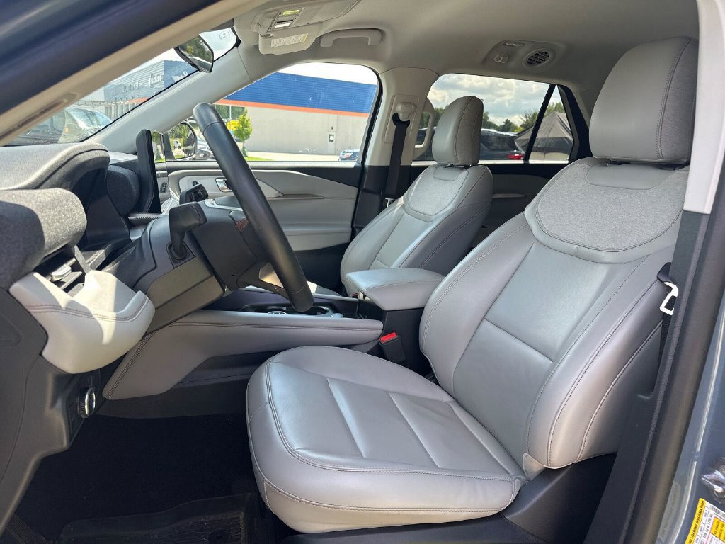 Used 2025 Ford Explorer Active w/ Active Comfort Package AWD/4WD image 5