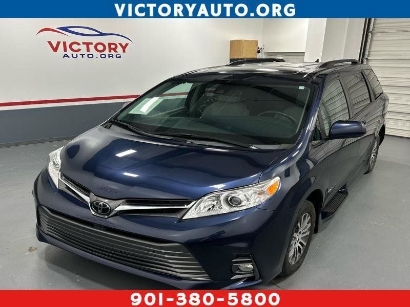 Used 2020 Toyota Sienna XLE w/ XLE Navigation Package FWD image 1