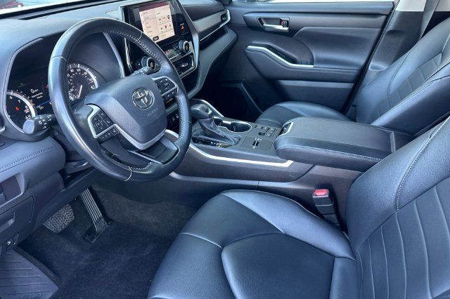 Used 2023 Toyota Highlander XLE FWD image 11