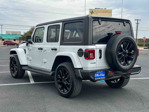 Used 2022 Jeep Wrangler Unlimited Sahara w/ Cold Weather Group image 8