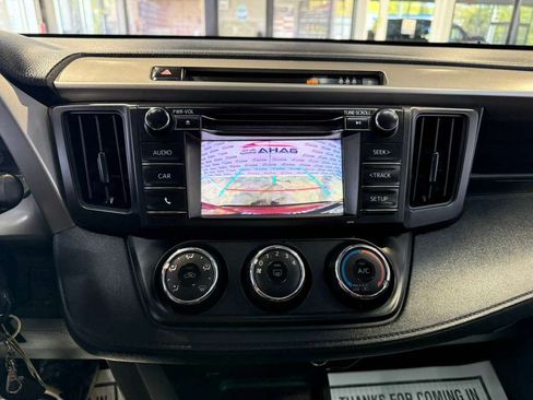 Used 2018 Toyota RAV4 LE FWD image 15