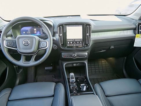 New 2026 Volvo XC40 B5 Ultra w/ Protection Package Premier image 24