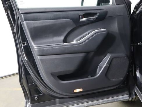 Used 2022 Toyota Highlander XLE FWD image 20