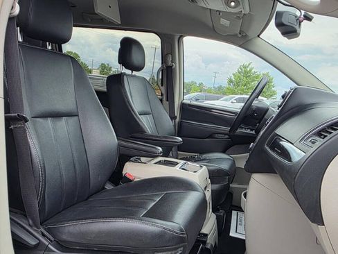 Used 2016 Chrysler Town & Country Touring FWD image 17
